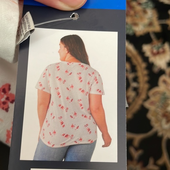 Woman’s lucky 🍀 brand top - Picture 2 of 2